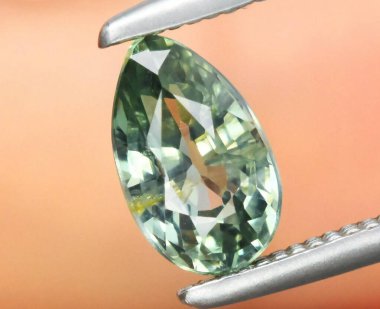 Yumuşak Aydınlatılmış Armut Şeklinde Yeşil Gemstone.