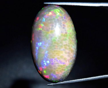 Göz alıcı Renk Gösterimi: Büyüleyici Opal Gemstone Yansımaları.