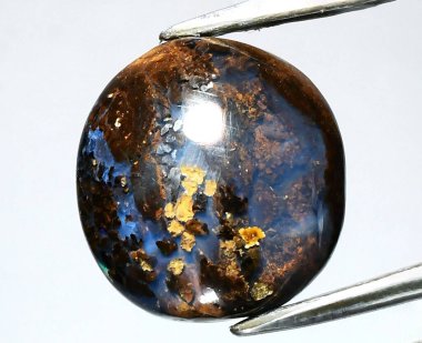 Doğal Işık tarafından aydınlatılan büyüleyici Mavi ve Kahverengi Jasper Stone.