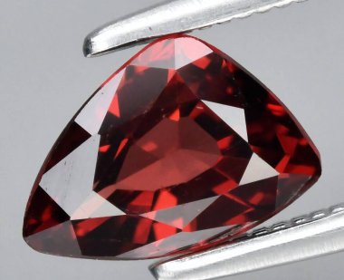 Işıl ışıl üçgen Garnet Gemstone Zengin Kırmızı Tonlar ile parıldıyor.