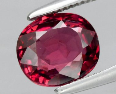 Enfes Oval Kesim Ruby Işık Altında Parlıyor.