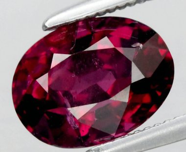 Işıl ışıl parlayan ışığa yakalanan Koyu Kırmızı Yakut Taşı.