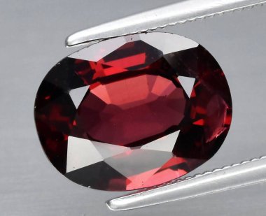Büyüleyici Koyu Kırmızı Gemstone Hafif Işık Altında Parıldıyor.