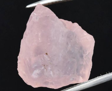 Enfes Çiğ Gül Kuvars Gemstone Hassas Dokunuşlarla Görüntüleniyor.