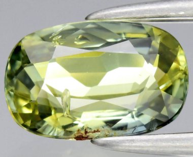 Işıl ışıl yeşil-sarı Oval Gemstone Parlaklığıyla.