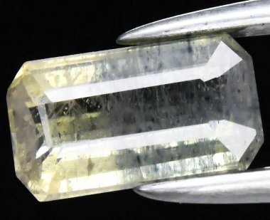 Göz kamaştırıcı berraklık ve ışık kırılması gösteren altı köşeli kristal.