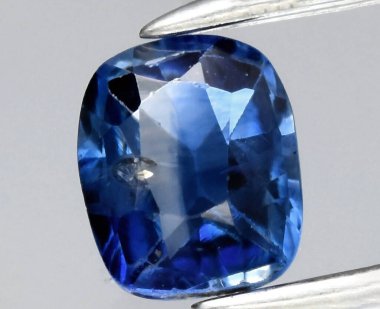 Zarif Yastık Kesimi Mavi Safir Gemstone Zarafetle sergilenir.