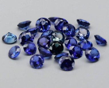 Aydınlık bir arkaplanda ustalıkla düzenlenmiş göz kamaştırıcı bir Mavi-Mor Gemstone görüntüsü..