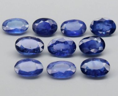 Parlak Mavi Sapphire Gemstones Şık bir şekilde dizilmiş.