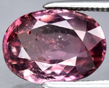 Enfes Oval kesim Pembe Safir Taşı Göz kamaştırıcı berraklık ve parlaklık sergiliyor.