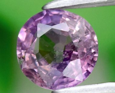 Enfes Mor Gemstone Kesinlik ve netlikle Yakalandı.