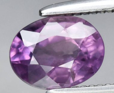 Enfes Oval Kesim Ametist Gemstone Zengin Mor Renkler ve Parlak Berraklık Gösteriyor.