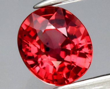 Parlak Kırmızı Gemstone Parıldayan Zarafetle.