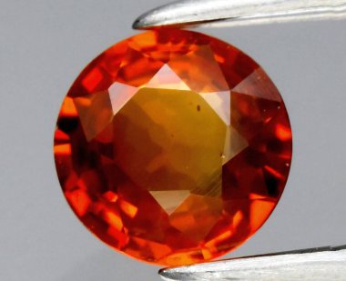 Parlak Turuncu Garnet Gemstone Işık Altında Parıldıyor.