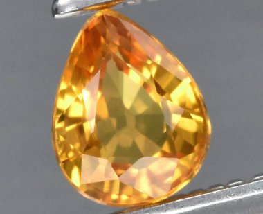 Altın Kehribar Gemstone: Işık ve Şatafatı Yansıtan Parlak Gözyaşı Güzeli.