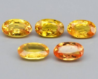 Renkli Sarı ve Turuncu Gemtaşlarının Göz kamaştırıcı bir görüntüsü.