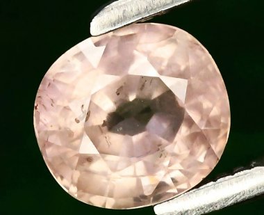 Enfes Oval kesim Pembe Gemstone Işığı Zarifçe Yansıtıyor.