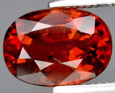 Parlak Turuncu Safir Gemstone Zarafet ve Şatafat Çıkarılıyor.