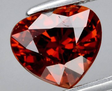 Sersemletici Kalp Şeklinde Garnet Gemstone Işık Altında Parlıyor.