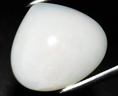 Zarif Cilalanmış Opal Gemstone İnce bir zekayla.