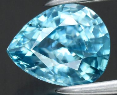 Büyüleyici gözyaşı damlası Aquamarine Gemstone Işık Altında Işıldıyor.