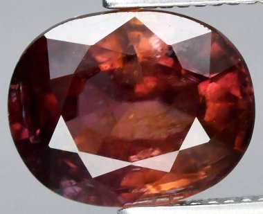 Enfes Koyu Kırmızı Garnet Gemstone Karmaşık Yüzlü.