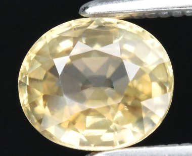 Parlak Sarı Safir: Enfes Oval Kesimli Gemstone Parlak Yüzler ve Berraklık Gösterisi.