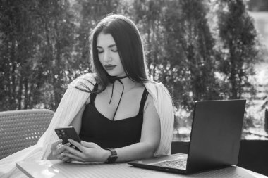 Mobil İletişim 'e katılan şık bir iş kadını Açık Hava Çalışma Alanında.