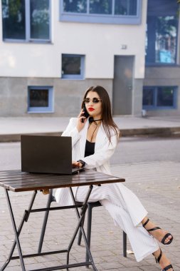 Tarz sahibi iş kadını, Moda Dışı Açık Ofis Alanında Uzaktan Çalışmaya Başladı.