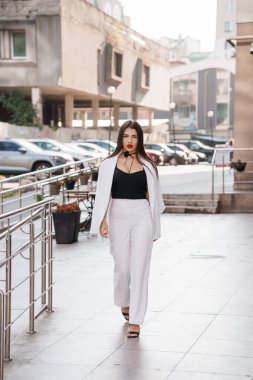 Şık İş Giyiminde Zarif Kadın Şehir Ayarlarında Kendine Güvenle Yürüyor.