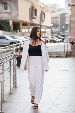 Şık Çizgili Takım Elbiseli Şık Moda Modeli Gezgin Şehir Ayarları.
