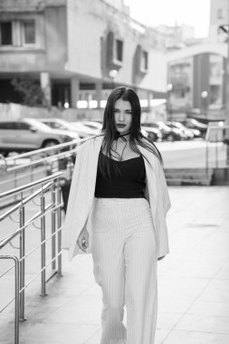 Şık Şehir Moda Çekimi Çizgili Giysili Kendinden emin bir Model.