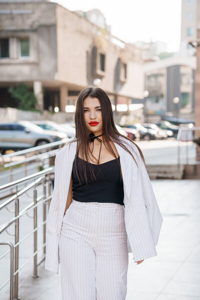 Elegant Urban Fashion сняла уверенную модель в полосатом костюме.