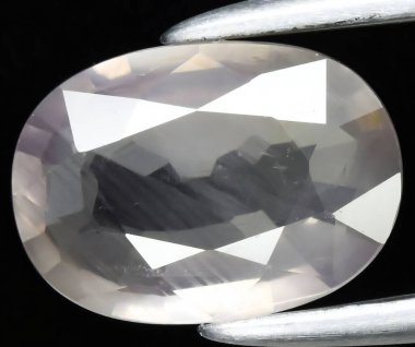 Işıl ışıl Oval Gemstone İnce Renkleri ve Karmaşık Yüzleri Yansıtıyor.