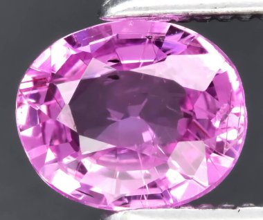 Zarif Oval Kesim Pembe Safir Zarafet ve Parlaklık Parıltısı.