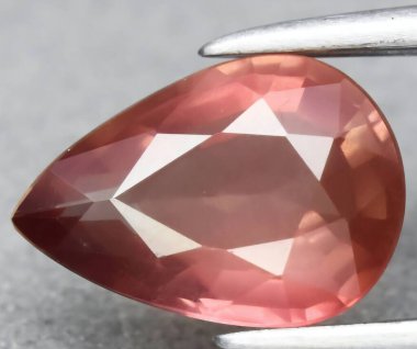 Enfes Armut Şeklinde Pembe Gemstone Parlayan Gümüş Ayar 'da Yakalandı.