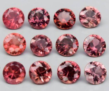 Canlı Renkli Değerli Gemstone 'ların Güzel Dizisi Zarifçe Gösterildi.