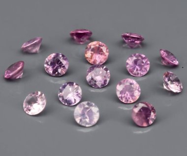 Yumuşak Gri bir yüzey üzerinde Pembe Taşlar Dizisi.