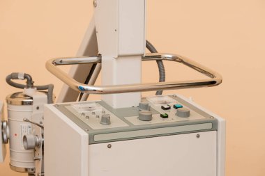 Kontrol Paneli ve Güvenlik Özellikleriyle Modern Radyoloji Ekipmanı.