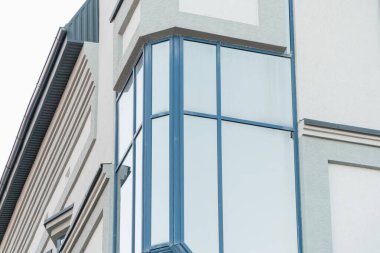 Glass Facade ve Geometrik Tasarımlı Çağdaş Mimari Köşesi.
