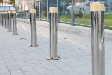 Şehir Paslanmaz Çelik Bollards Modern Peyzaj Tasarımı 'nda Paved Patikasında.