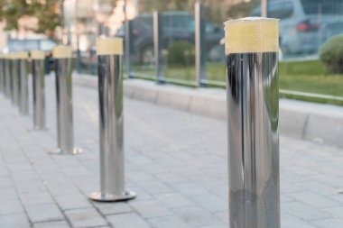 Kentsel Modernite: Bir Şehir Ayarında Parıldayan Yansıtıcı Bolluk Sırası.