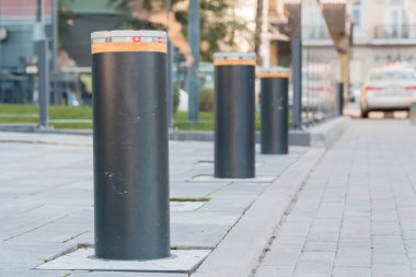 Temiz Şehir Ortamı 'nda Amber Trim' in oynadığı Modern Black Bollards 'ın oynadığı Şehir Sokakları.