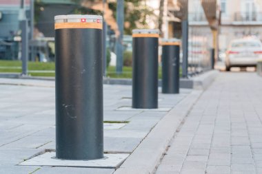 Kentsel Sokak Kurulumu Biçimli Bollardlar Güvenliği ve Estetiği Artırıyor.