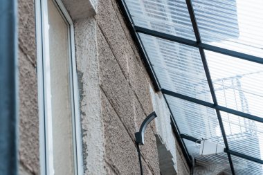 Şeffaf Tepe Örtüsü Arasındaki Şehir Sığınağı.