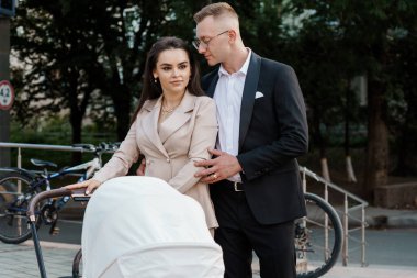 Şık Çift Şehir Parkı 'nda Bebek Arabasıyla Geziyor.