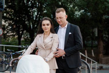 Kentsel Ayarlarda Bebek Arabalı Zarif Çift.