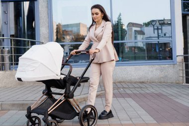 Şık Anne Şehir Merkezinde Modern Bebek Arabasıyla Dolaşıyor.
