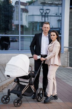 Şehir Merkezinde Bebek Arabalı Zarif Genç Çift.