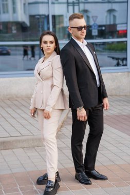 Moda İkili: Şehir Ayarlarında Şık Zarafet.